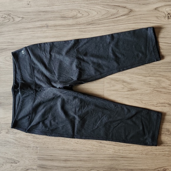 GapFit Dark Gray Capris - Picture 1 of 4